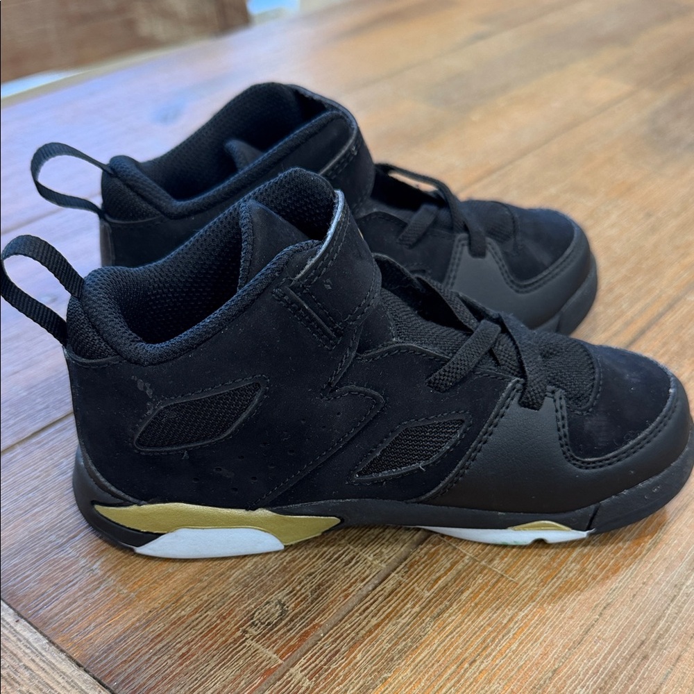 Jordan Kids Sneakers in Black and Gold